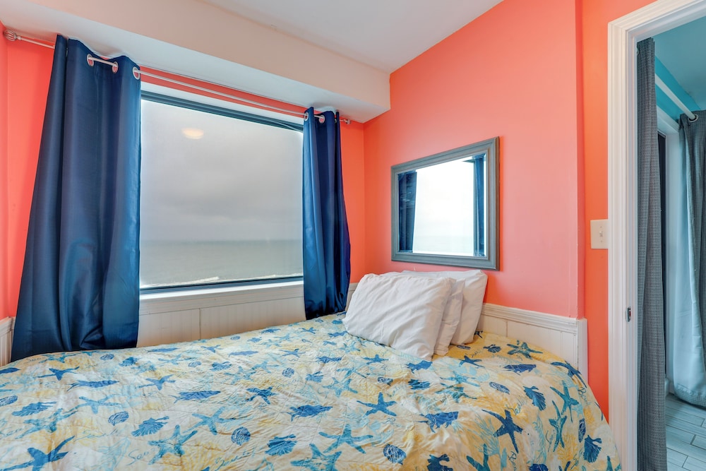 6th-floor Oceanfront Myrtle Beach Condo w/ Balcony