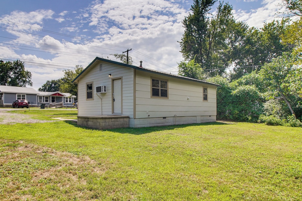 < 1 Mi to Cherokee Casino Sallisaw! Home Near I-40
