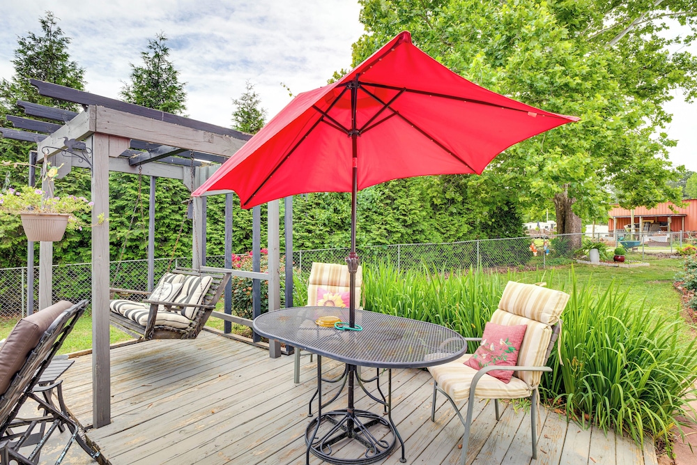 Fire Pit + Bbq: Lake Guntersville Family Home