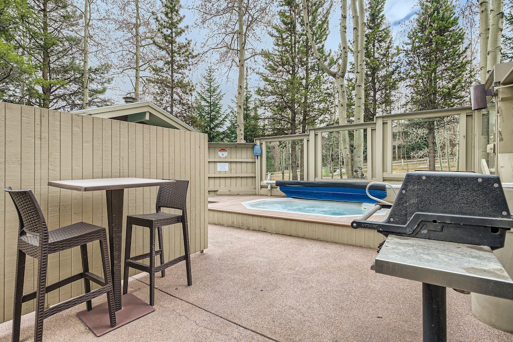 Spacious 2-level Ski Hill 8 Condo Walk to Gondola by RedAwning