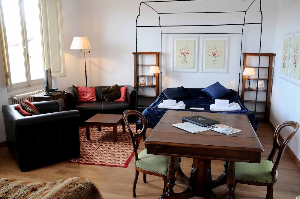 Charming Studio Apartment in Front of the Arno River