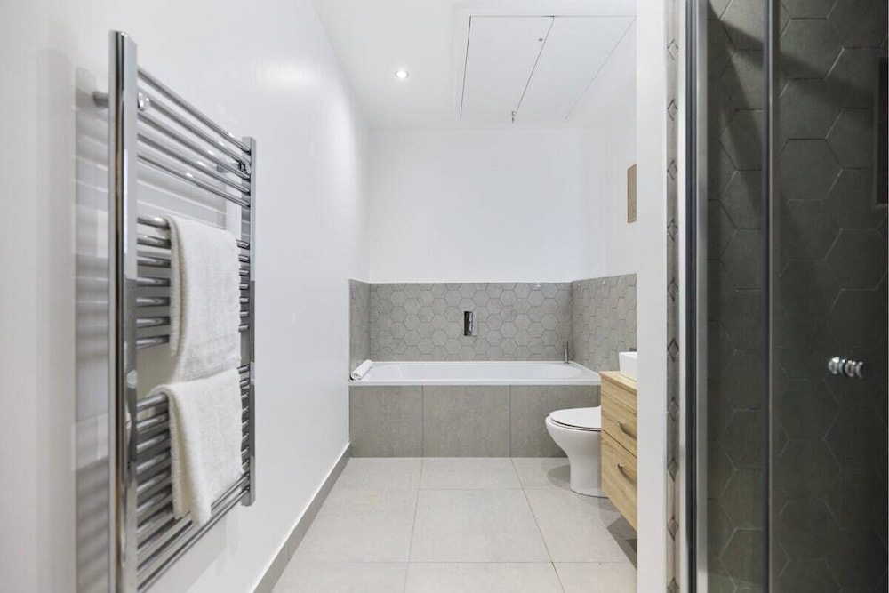 The Putney Hideaway - Modern and Elegant 3bdr Flat With Patio