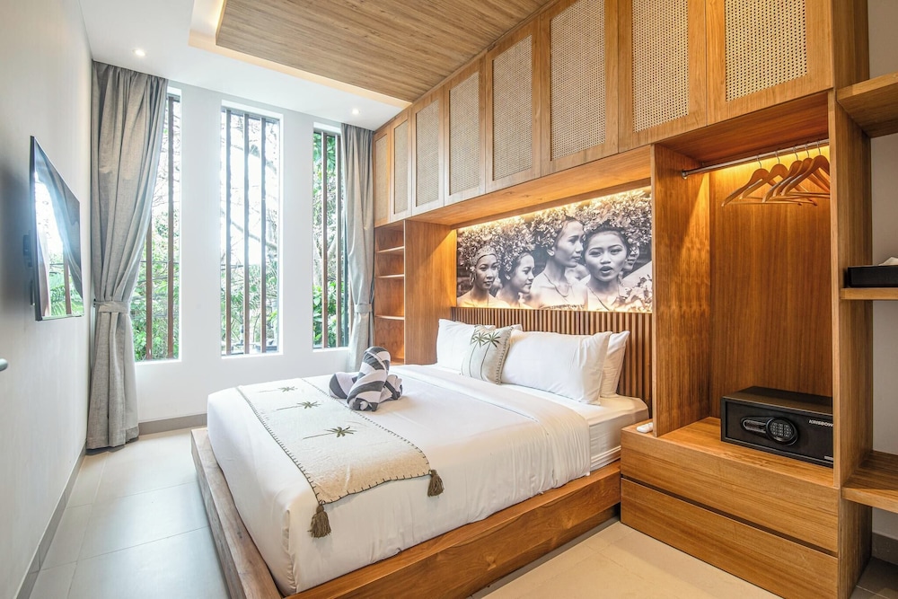 Luxury 5BR Retreat, 400m From Café Del Mar Shore