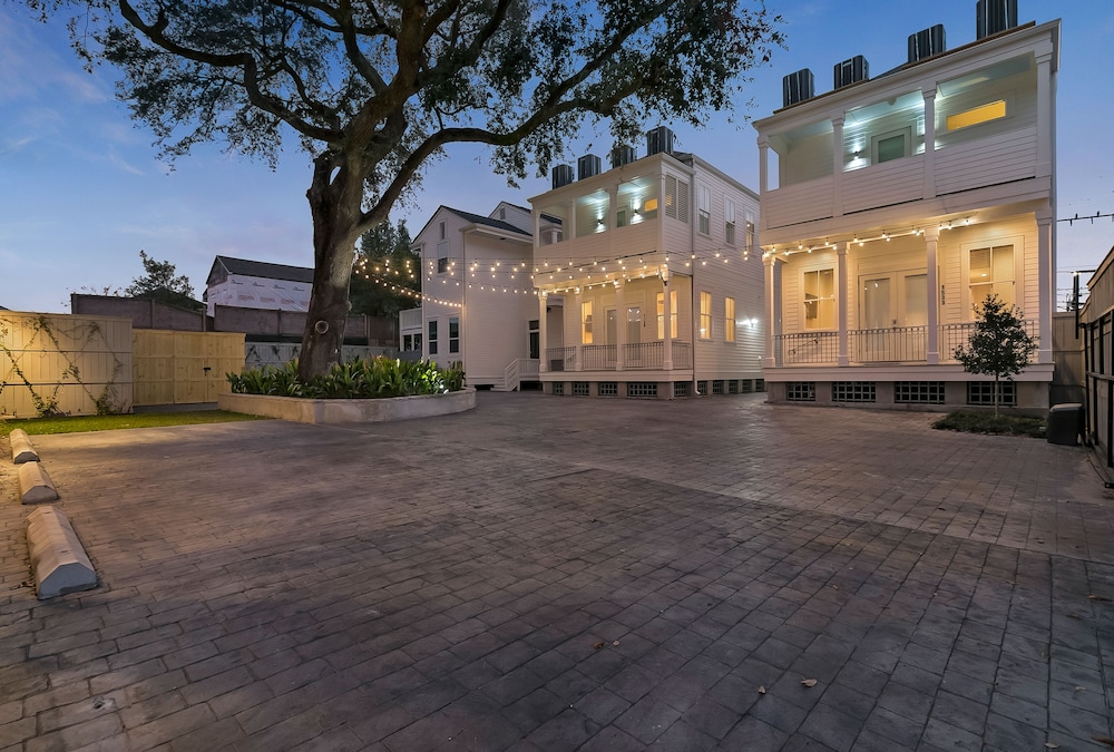 Residences Du Carondelet by Hosteeva
