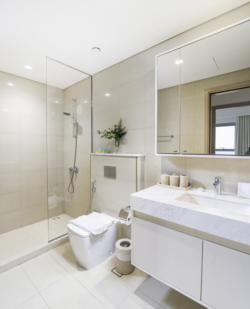 Sleek 1BR in Burj Royale with Canal View