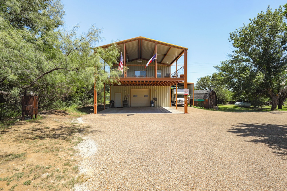 6 Mi to Granbury City Beach Park: Apt w/ Veranda!