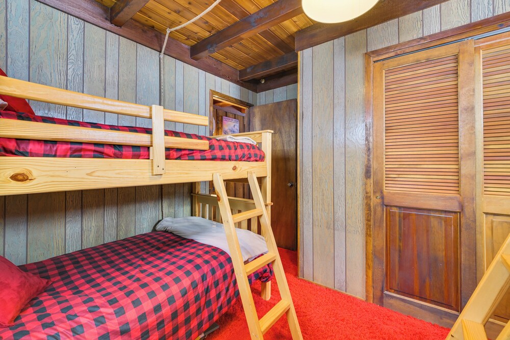 2 Mi to Schuss Mountain: Cozy Cabin w/ Deck