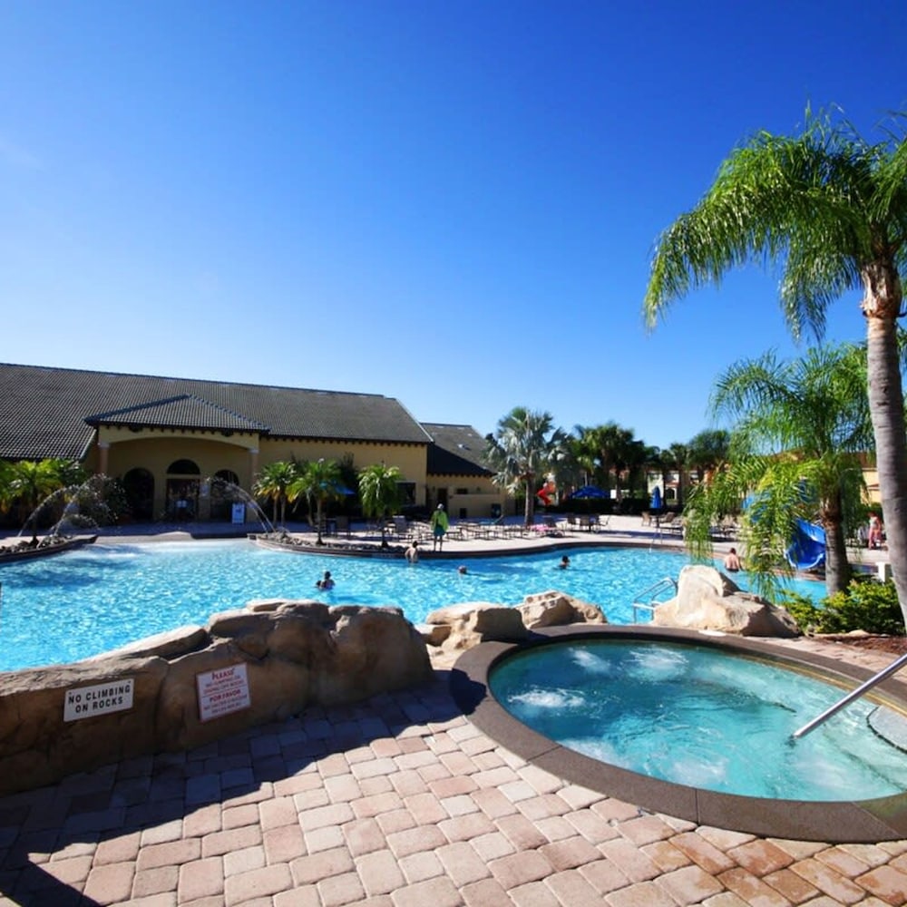 8950 Amazing 5BD Home With Pool