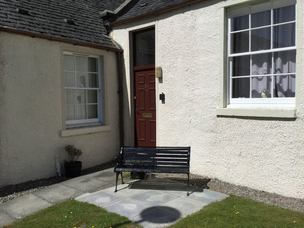 Inverness Apartments - Courtyard