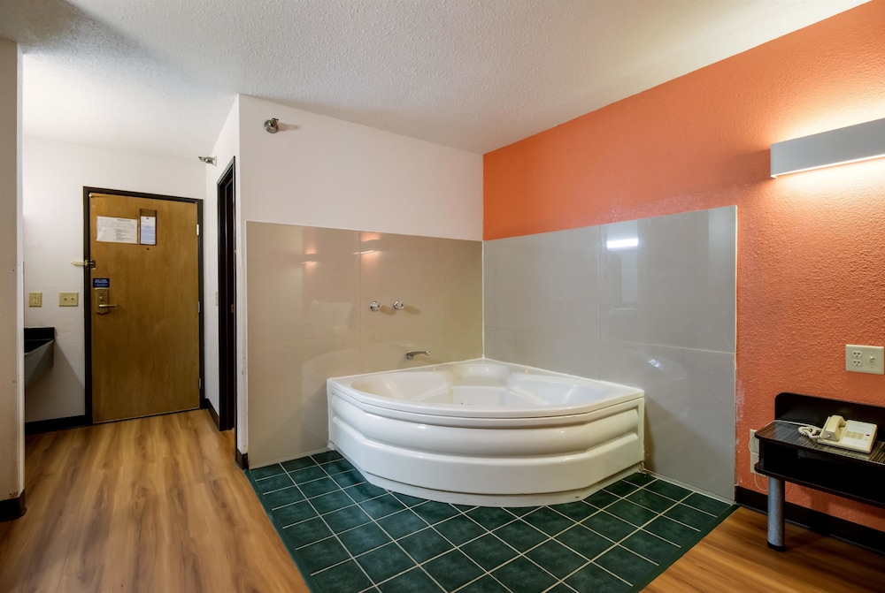 Motel 6 Davenport, IA