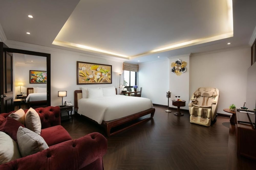 MAY DE Ville Crown Hotel 1