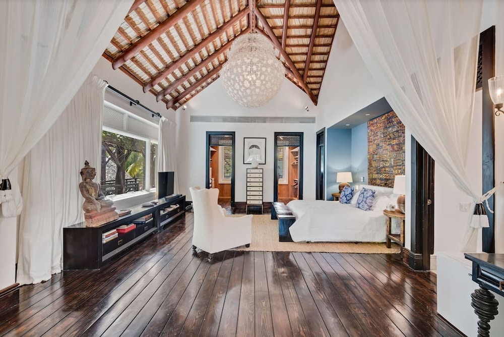6 BR Beachfront Lush Oasis