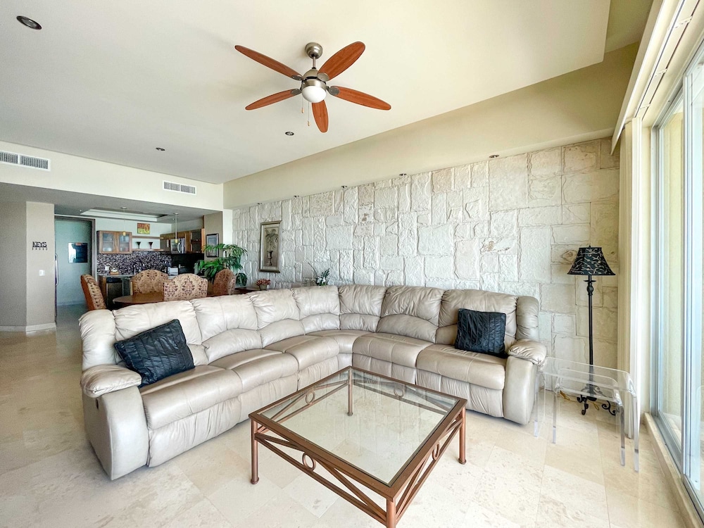 Hidden Gem Condo With Pools Private Beach