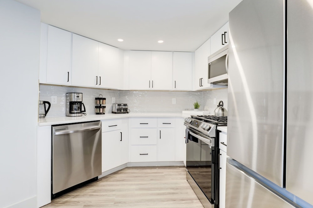 Elegant 2BR Apartment Minutes From DC