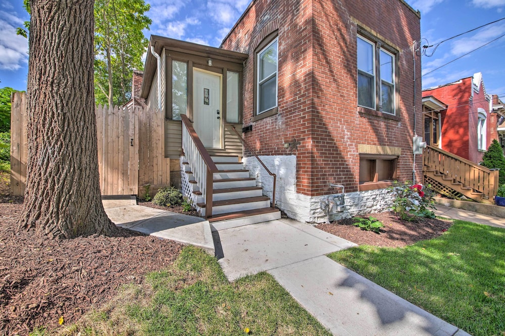 9 Mi to Dtwn: Vibrant St Louis Home! view 3