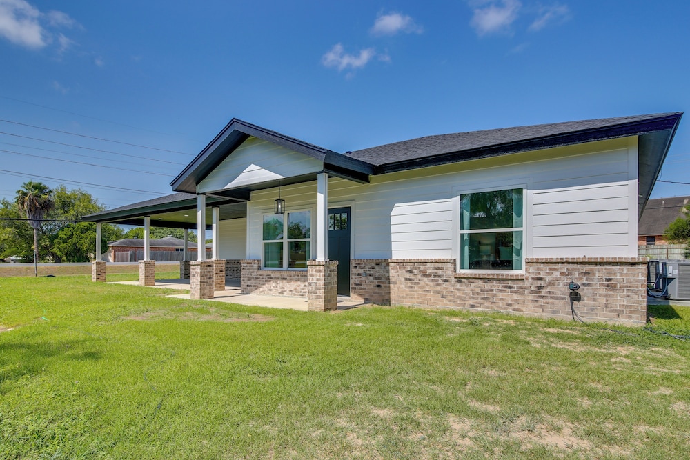 Modern Comfort: Brownsville Home Near Dtwn
