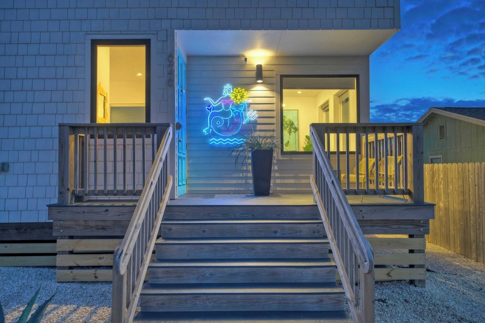 Sleeps 20 2 Modern Homes w/ Private Pool, Deck+patio 3-min Walk to the Beach