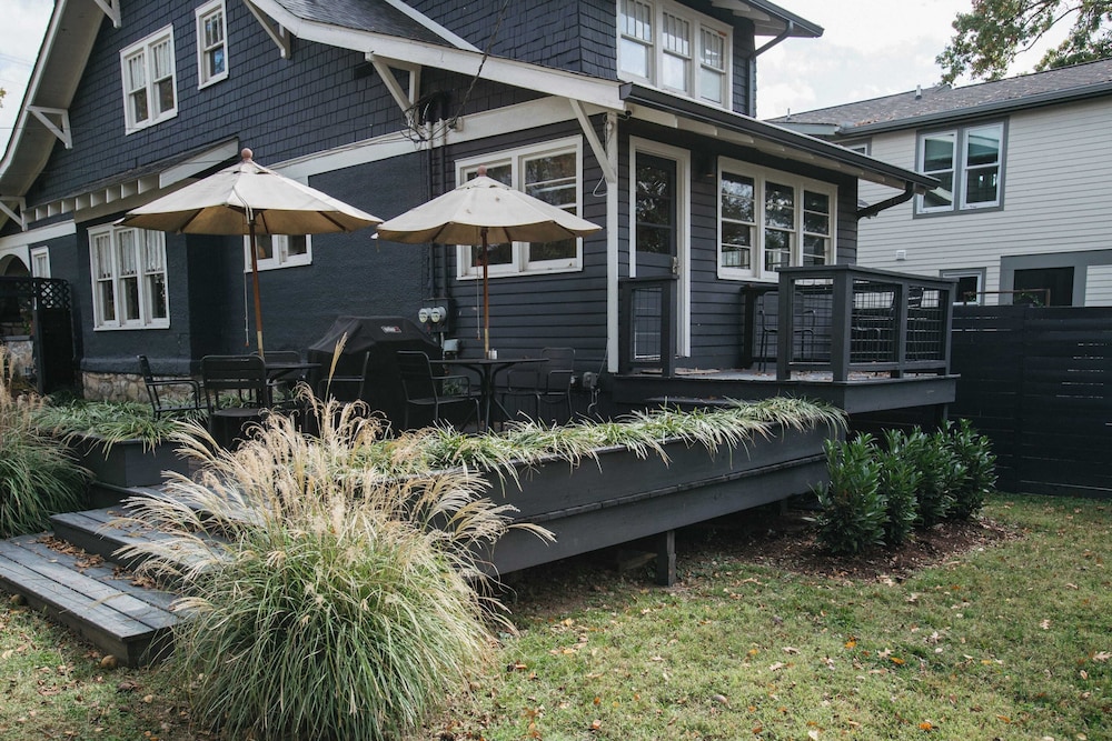 East Nashville Retreat w/ Fireplace, Backyard Firepit, Outdoor Dining & Minutes From Downtown Music, Food & Nightlife Chapel House by Avantstay