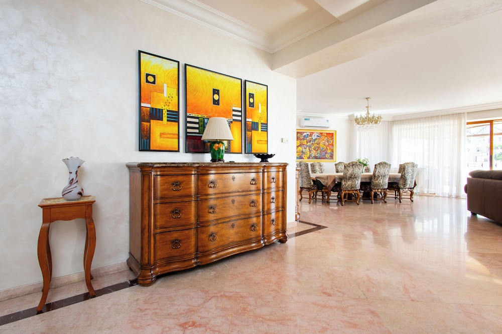 Apartment by Luxe Group HH888