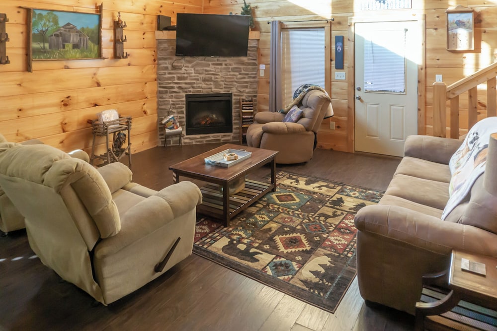 2 BR Pigeon Forge Home w/ Porch & Hot Tub