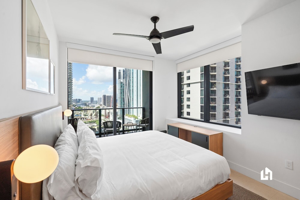 Stylish Apartments with Partial Ocean Views in Downtown