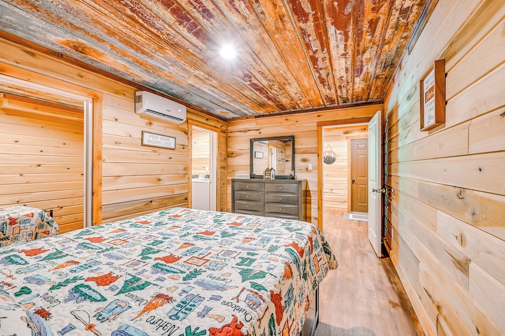 Kentucky Cabin Retreat w/ Covered Porch & Views