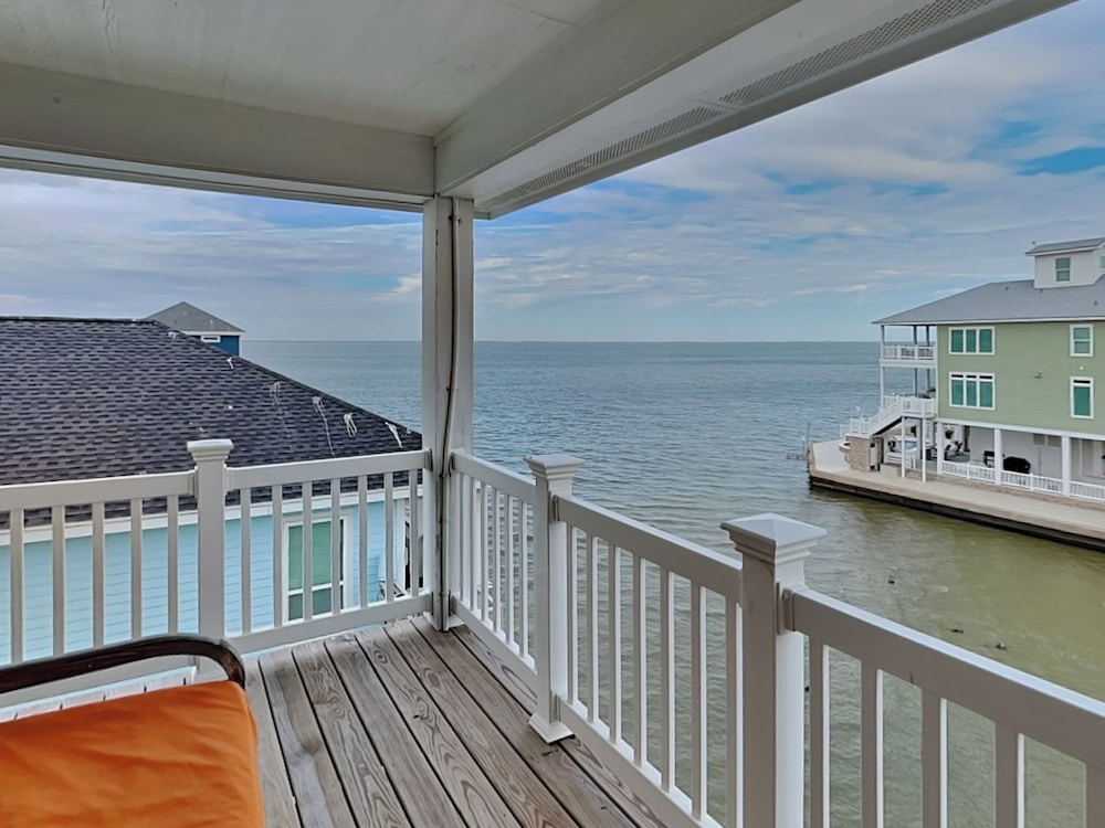Rosé By The Bay by Ryson Vacation Rentals