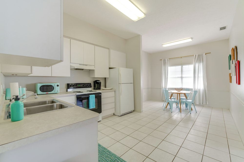 Explore Dtwn Crystal River: Walkable Duplex Unit