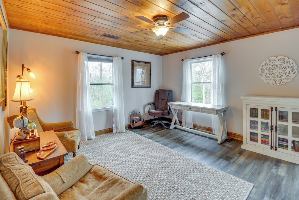 Community Perks: Mtn-view Ellijay Cabin w/ Hot Tub