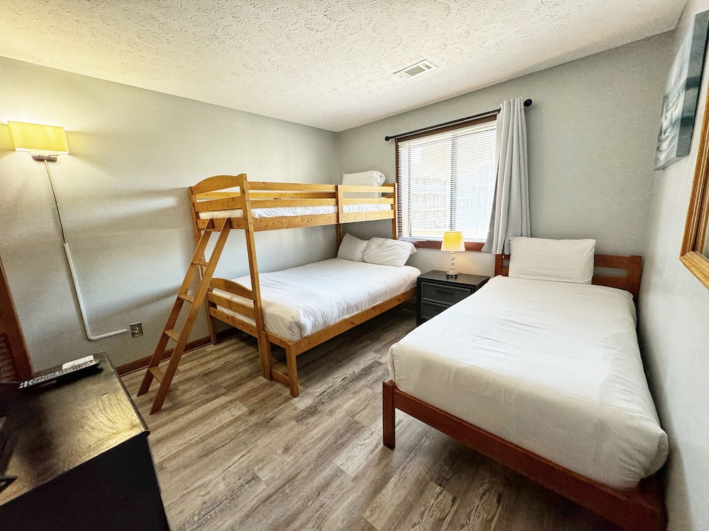 Spacious Modern Condo - 1st Floor - One Block to the Beach view 2