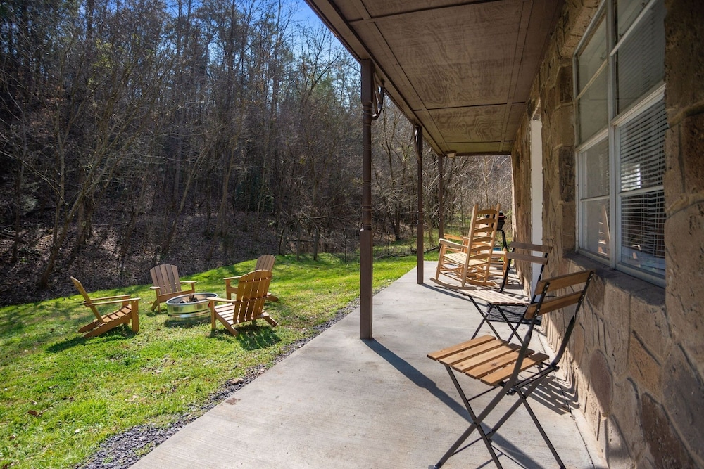 Secluded And Quiet Cabin: The Bear Necessities 3 Bedroom Cabin by Redawning view 5