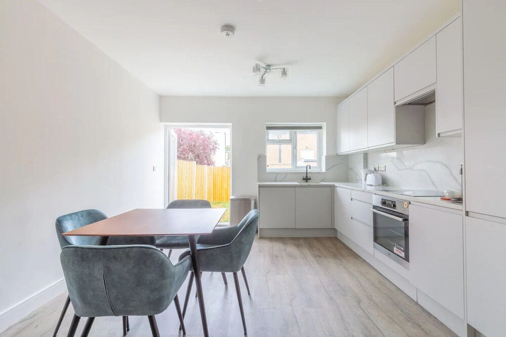 Contemporary 2 Bedroom in West London