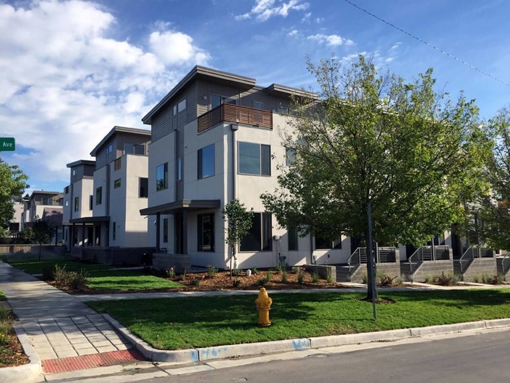The Mile High Townhome Walk to the Stadium view 4