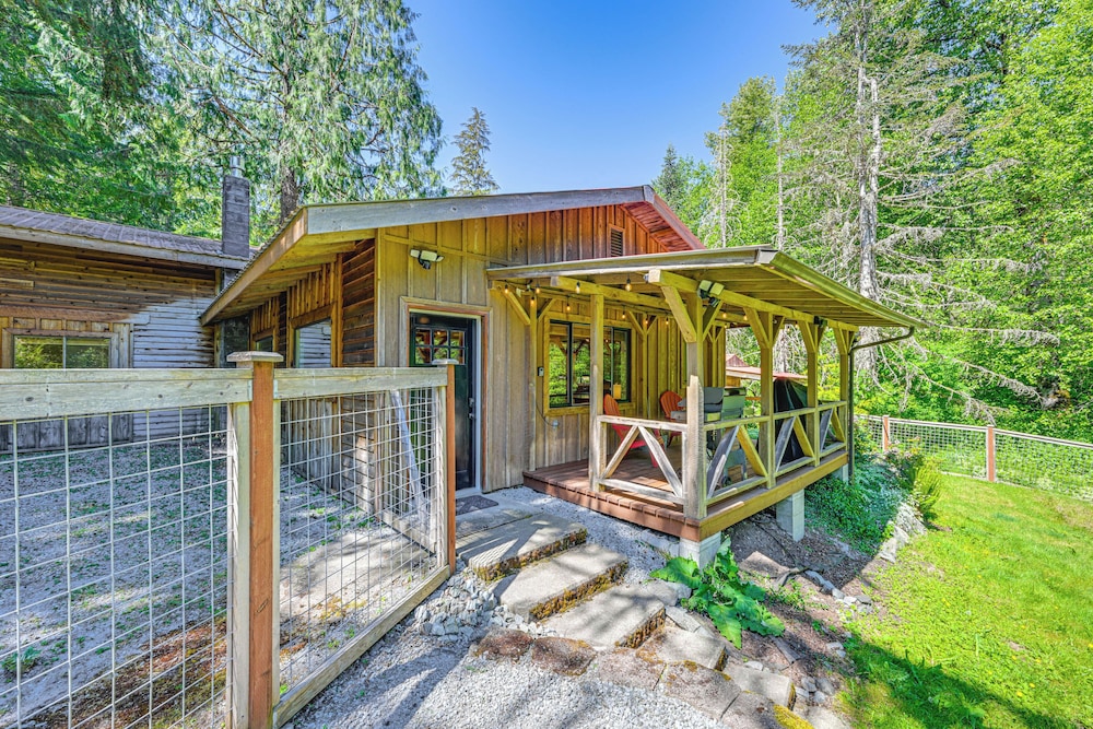 5 Mi to Mt Rainier Natl Park: Cozy Cabin w/ Deck!
