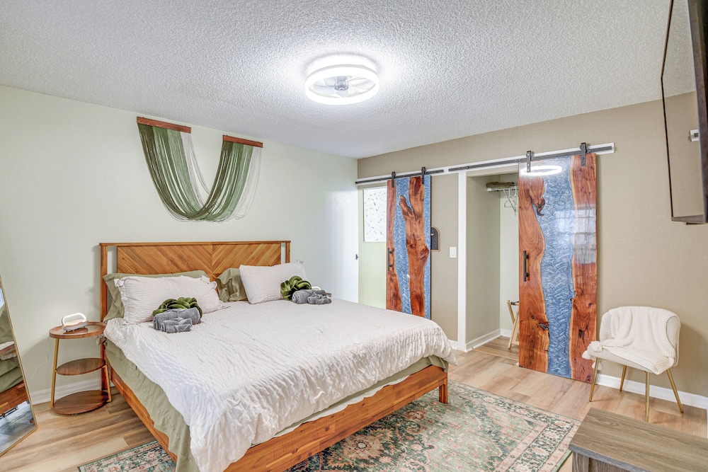 6 Mi to Gemini Springs Park: Chic Home w/ Pool!