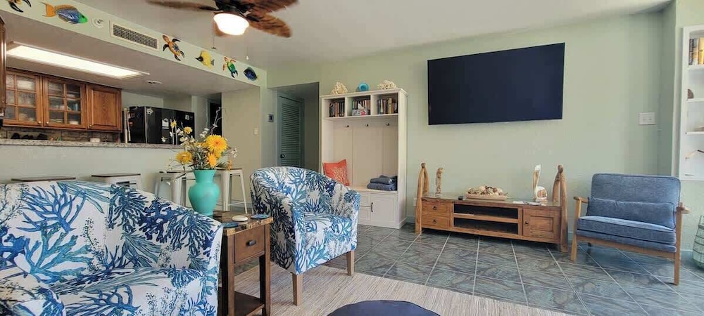 Beachfront Hotspot - New Furnishings - Pool - 1st Floor