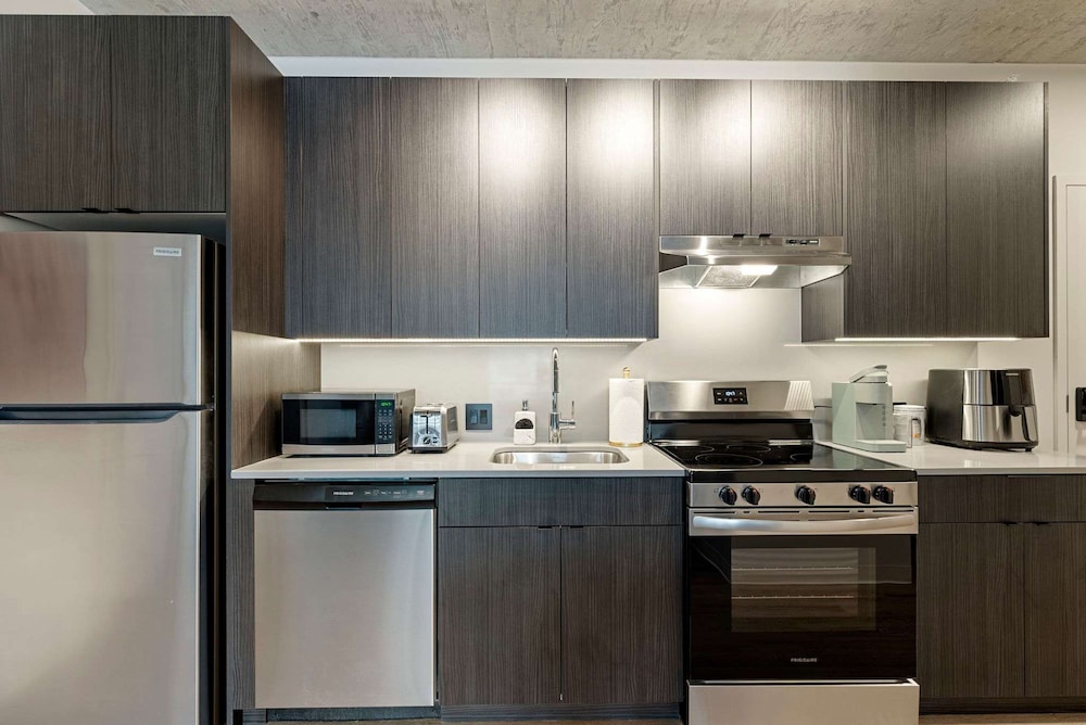 3 Bed 3 Bath High Rise With Gym Amenities