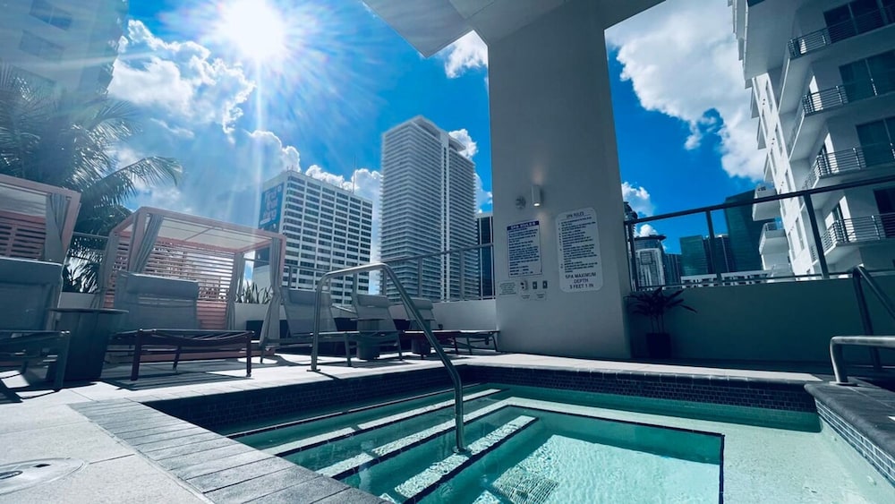 Wake Up to City Views Pool Gym High Speed Wifi