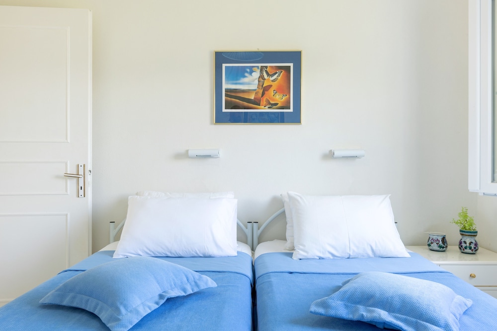 Villa Amorossa with Garden View & Shared Pool by Konnect, Roda Corfu view 4