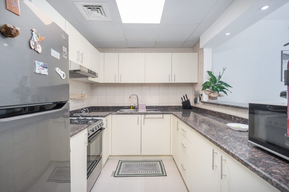 Modern 1-bed With Scenic Golf Course View