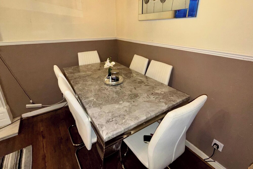 2 Bedroom Apartment - Sleeps 4, Free Parking, Wifi