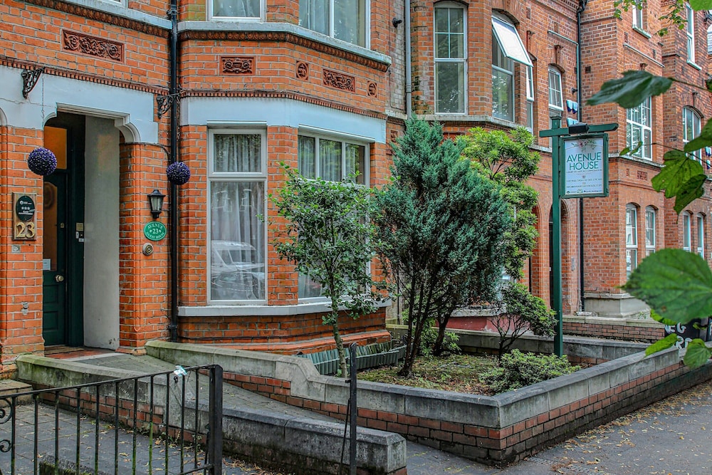 OYO Avenue House