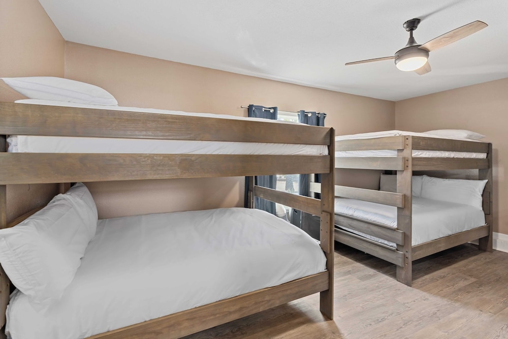 Spacious 3BR w/ Tiki Bar + Shared Pool Walk to Beach, Near 30A & Pier Park
