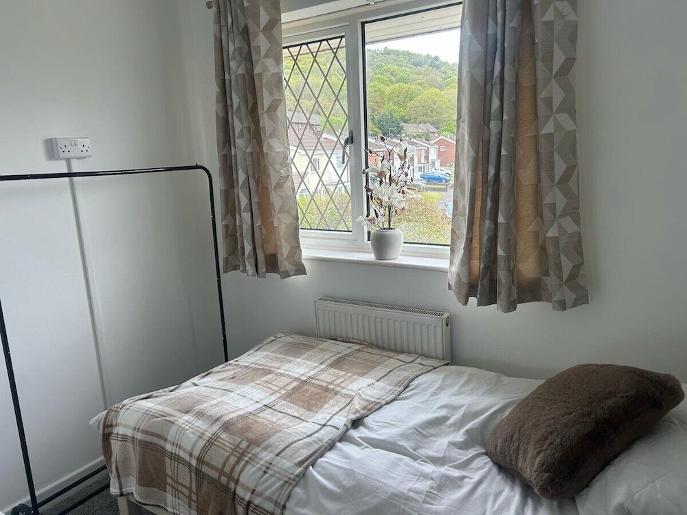 Family & Group Stay 3 Bedroom Swansea Home
