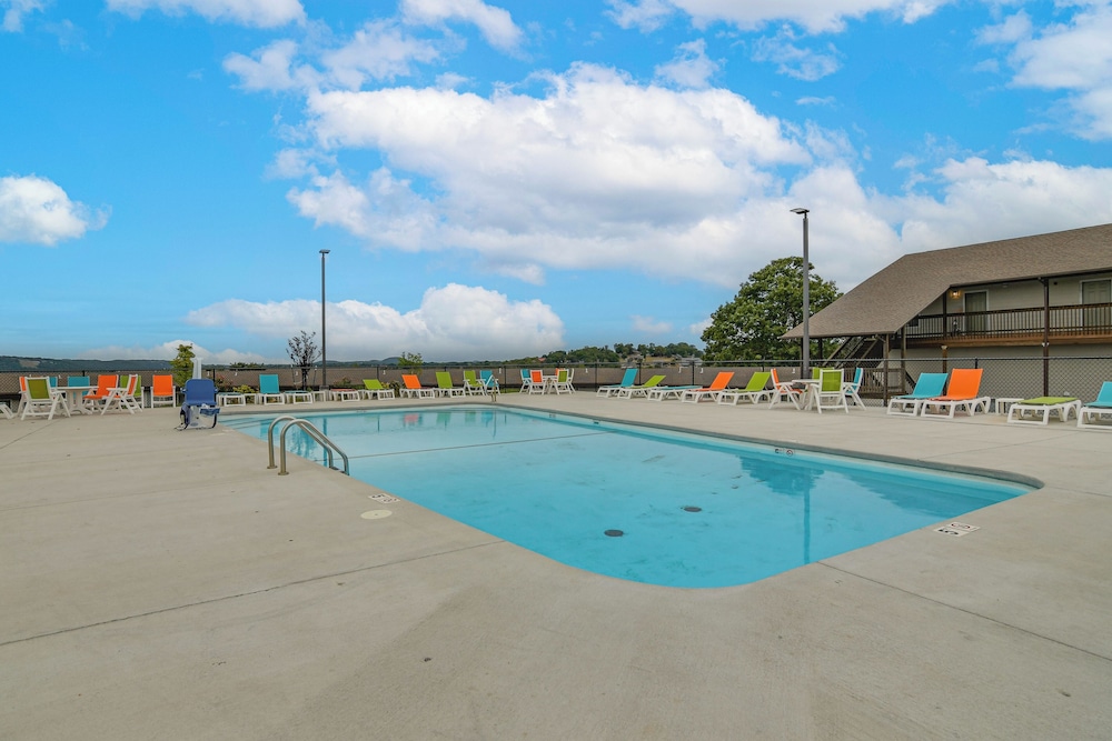 Table Rock Lake Retreat: Steps to Water & Pools!