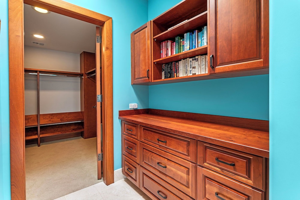 Close to Beaches & Restaurants - Spacious Townhome - Concierge Incl- Vrkcv