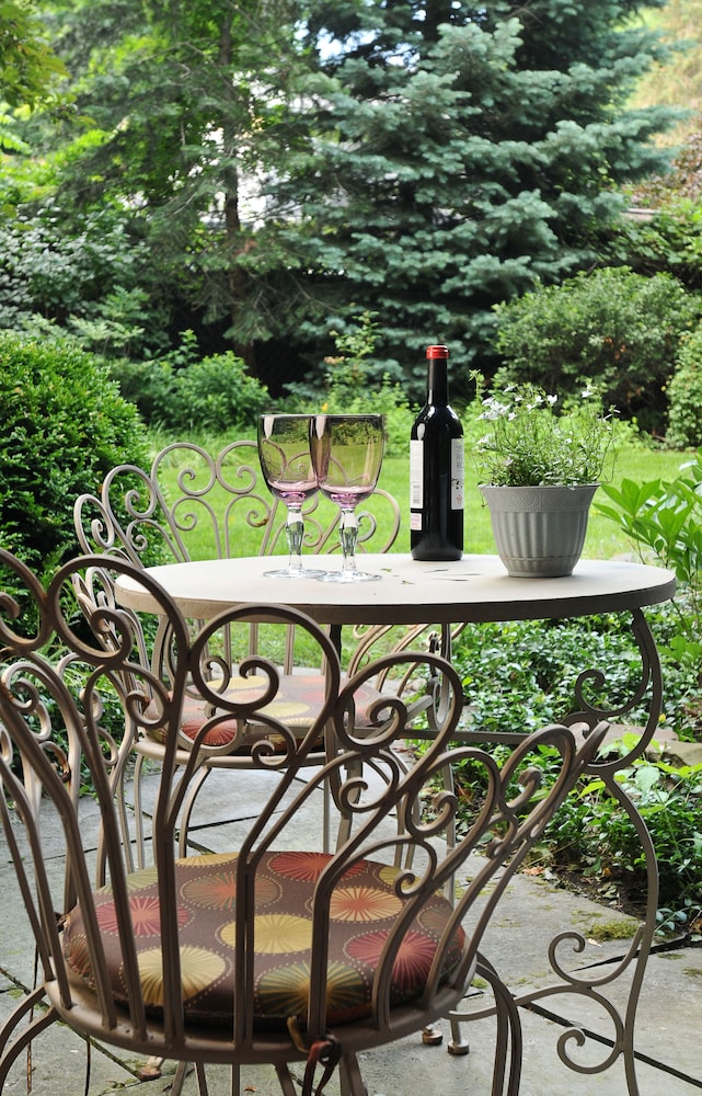 1795 Acorn Inn B&B