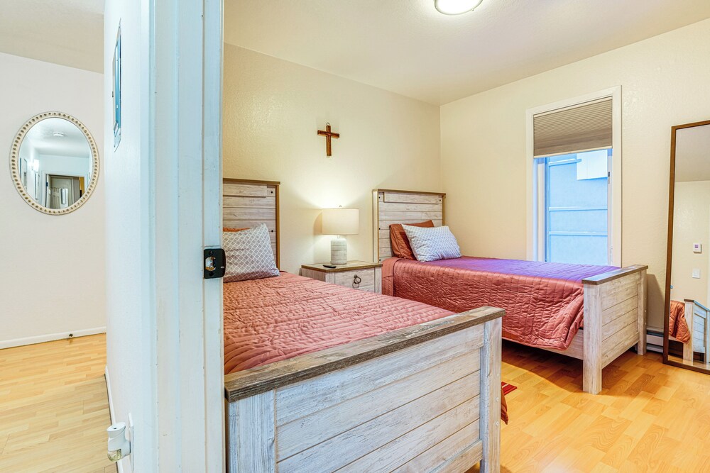 1 Mi to Dtwn: Cozy Condo in Anchorage!