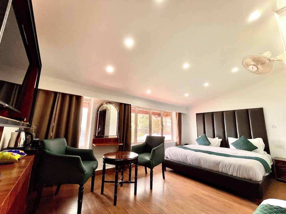 Hotel Roshie Mall Road Mussoorie