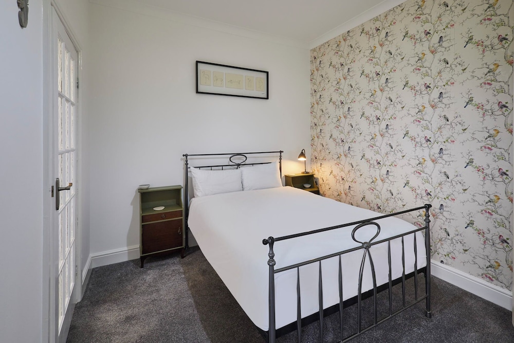Host Stay Flat 4 Groveside view 2